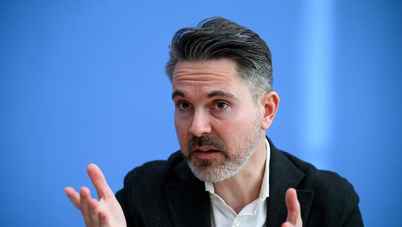 Fabio de Masis politische Karriere begann als wissenschaftlicher Mitarbeiter Wagenknechts. Fabio de Masis politische Karriere begann als wissenschaftlicher Mitarbeiter Wagenknechts.