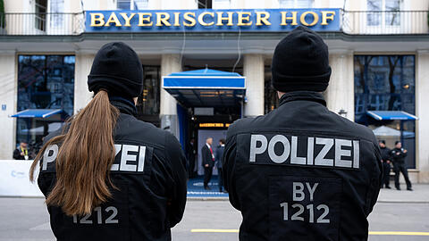 Polizisten stehen vor Beginn der Sicherheitskonferenz vor dem Hotel Bayerischer Hof. Zur 60. Münchner Sicherheitskonferenz im Hotel Bayerischer Hof werden von Freitag bis Sonntag rund 50 Staats- und Regierungschefs sowie mehr als 100 Minister aus aller Welt erwartet.