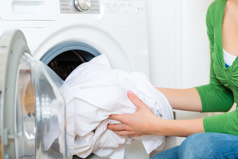 Es muss nicht immer alles gleich in die Waschmaschine. Ger&uuml;che von Deo oder Parfum k&ouml;nnen mit K&auml;lte entfernt werden. Daf&uuml;r die Kleidung am besten &uuml;ber Nacht ins Gefrierfach legen, damit sie morgens wieder frisch ist. Kaugummi und Wachsreste auf Kleidung lassen sich ebenfalls nach genug Zeit im Gefrierfach vom Stoff kratzen.