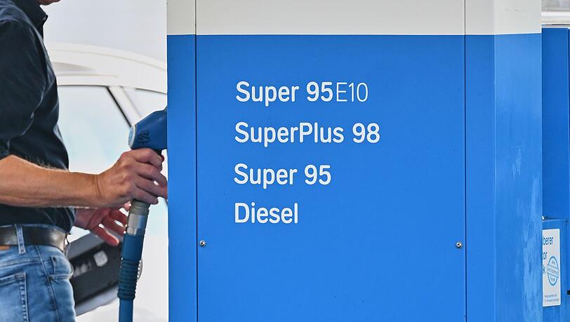 Hohe Energiepreise, zum Beispiel f&uuml;r Kraftstoffe, belasten seit Monaten die Kassen der privaten Haushalte in Deutschland. (Archivbild)