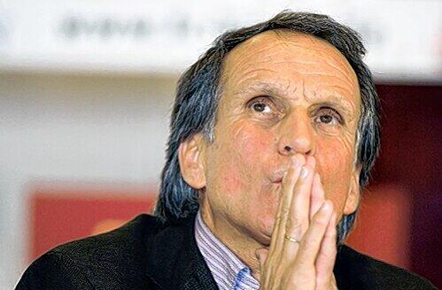&bdquo;Als Spieler eine Legende, als Präsident eine Tragödie.&ldquo;
(Gegen Kölns Ex-Clubchef Wolfgang Overath gerichtetes Spruchband am
14. Mai)