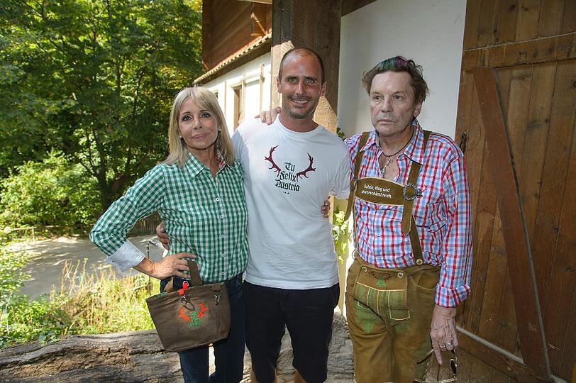 Rangelei im Heu, ein satter Griff in den Hosenlatz und dann doch noch ein Busserl: Beim Fotoshooting für das Trachtenlabel "Tu Felix Austria" hat Helmut Berger wieder fur Furore gesorgt. Die Bilder vom Tirolerhof des Tiergartens in Schönbrunn