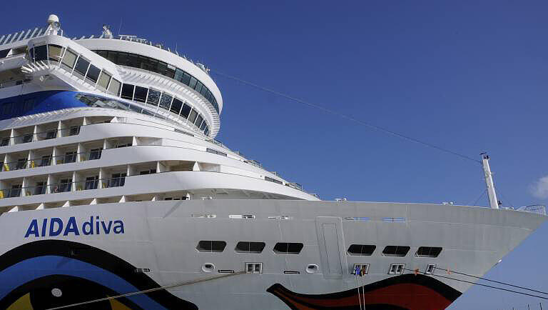 Die Aida-Diva wurde vor der israelischen Küste von Raketenteilen getroffen. Jetzt ist das Schiff auf dem Weg nach Kreta. Die Aida-Diva wurde vor der israelischen Küste von Raketenteilen getroffen. Jetzt ist das Schiff auf dem Weg nach Kreta.