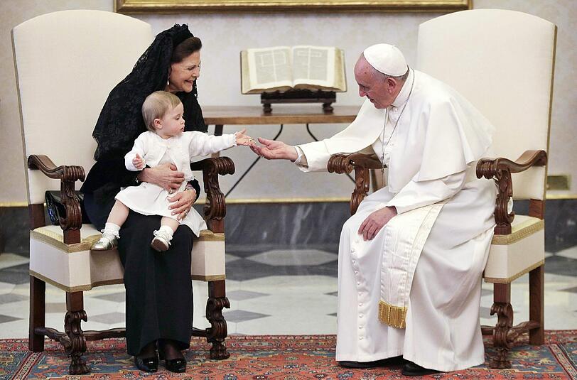 Während der Audienz im Vatikan saß Prinzessin Leonore auf dem Schoß ihrer Großmutter Königin Silvia von Schweden und spielte mit dem Schlüsselanhänger von Papst Franziskus.