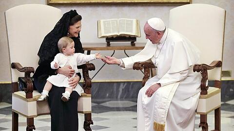 Während der Audienz im Vatikan saß Prinzessin Leonore auf dem Schoß ihrer Großmutter Königin Silvia von Schweden und spielte mit dem Schlüsselanhänger von Papst Franziskus.