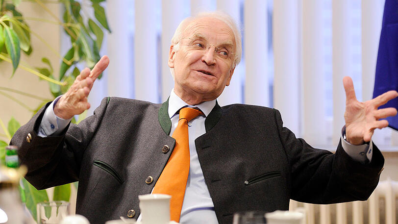 Immer noch Feuer und Flamme, wenn es um die große Politik geht: CSU-Ehrenvorsitzender Edmund Stoiber im Konferenzraum seines Büros in der Wagmüllerstraße im Lehel.