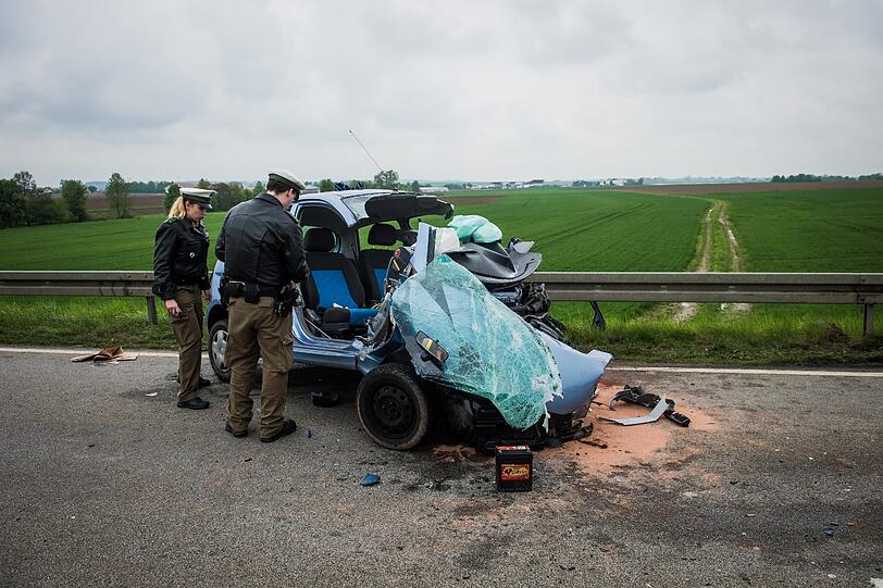 Ein 48-Jähriger stirbt bei einer Frontalkollision mit einem Lkw.