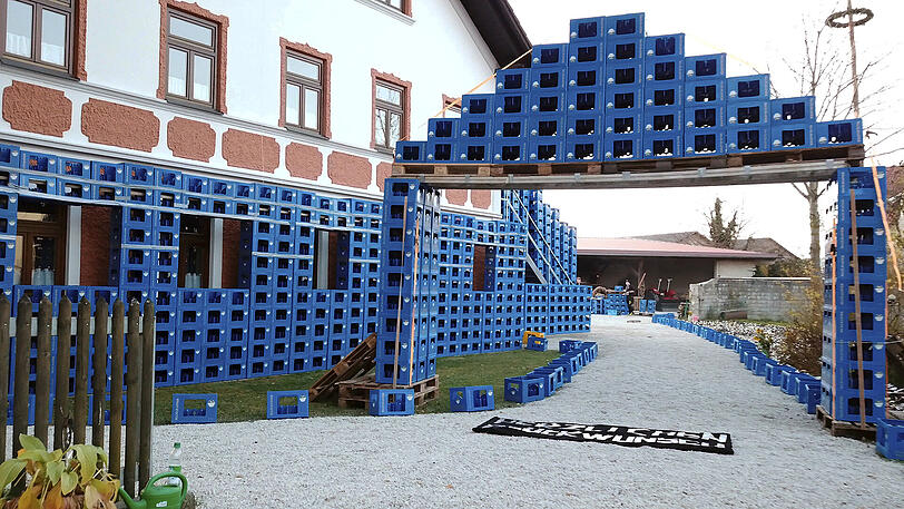 30.000 Pfandflaschen und die dazugehörigen Kästen stellten die Buschenschaftler um das Haus des Brautpaares.