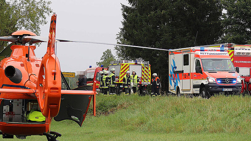 Die Frau wurde in ihrem Fahrzeug eingeklemmt und musste von der Feuerwehr aus dem Auto befreit werden, ihr Sohn auf dem Beifahrersitz konnte den Wagen selbstständig verlassen. Die Frau wurde in ihrem Fahrzeug eingeklemmt und musste von der Feuerwehr aus dem Auto befreit werden, ihr Sohn auf dem Beifahrersitz konnte den Wagen selbstständig verlassen.