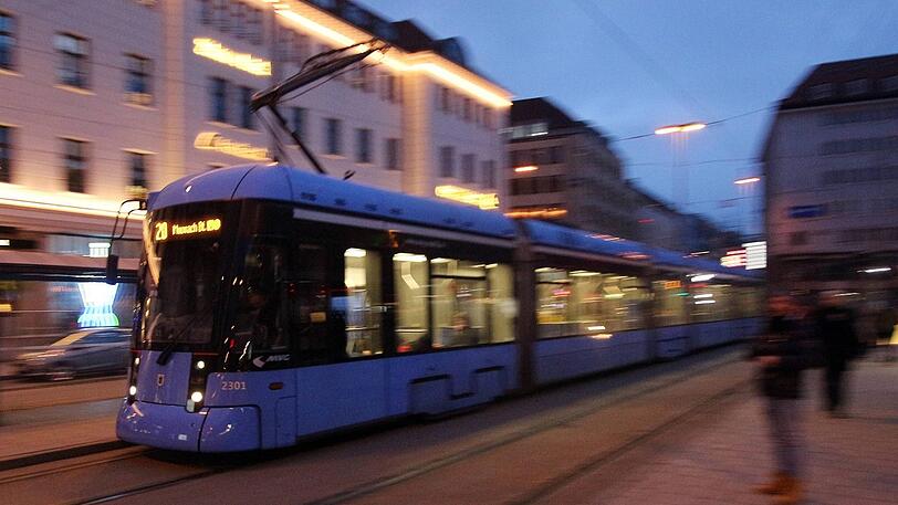 Eine Tram der Linie 20 fährt durch München. (Archivbild)