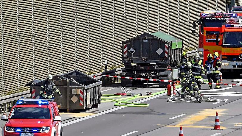 Ein Gefahrgut-Lkw ist in Brand geraten. Auf der A99 kommt es zu einem großen Stau.