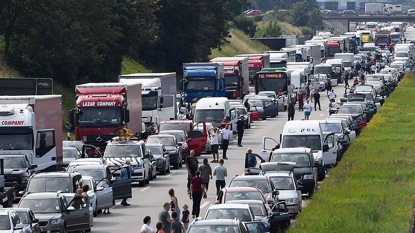 Stundenlang standen hunderte Autofahrer bei bis zu 28 Grad in einem 17 Kilometer langen Stau vor dem Dreieck Eschenried. Freiwillige Helfer verteilten mittlerweile Eis an die Wartenden; vereinzelt klagten Personen bereits über gesundheitliche Probleme.
