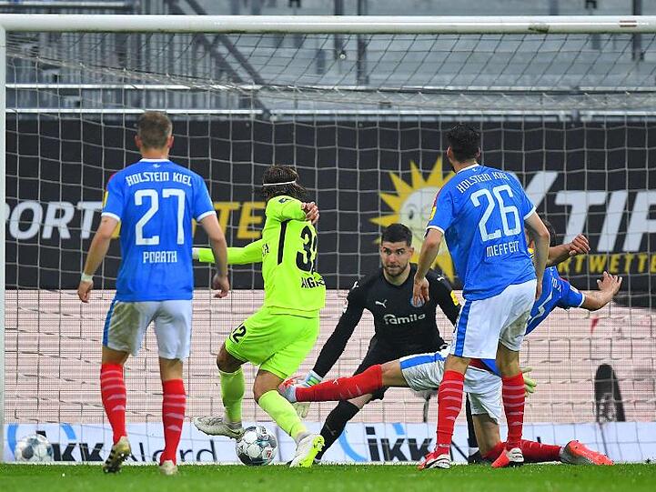 Stefan Aigner (2.v.l.) traf für den SV Wehen Wiesbaden zum 2:1 in Kiel.