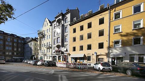 Das Haus mit der Hausnummer 16 (hellgelb und ohne Fenster) kommt weg. Dafür werden teure Neubauwohnungen gebaut.