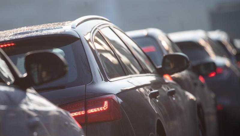 Autos stehen im Stau.