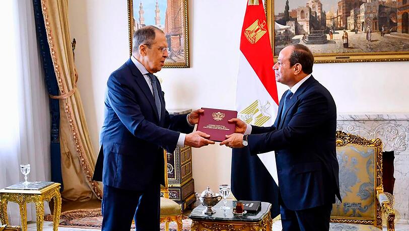 Russlands Außenminister Sergej Lawrow (l) wird von Ägyptens Präsident Abdel Fattah al-Sisi in Kairo empfangen.