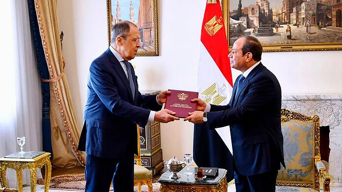 Russlands Außenminister Sergej Lawrow (l) wird von Ägyptens Präsident Abdel Fattah al-Sisi in Kairo empfangen.
