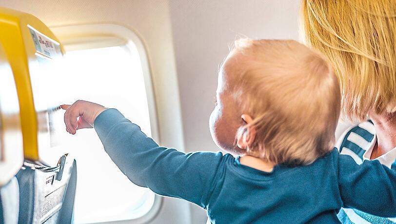 Ein kleines Kind fliegt mit – das ist bei so manchem Mitreisenden nicht gern gesehen. Zu groß die Sorge vor lautem Weinen oder Schreien.