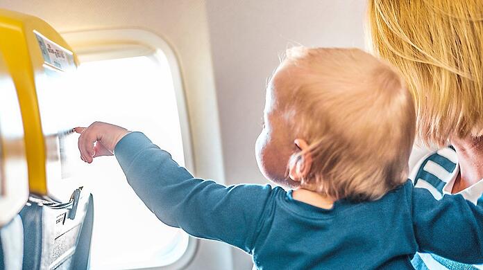Ein kleines Kind fliegt mit – das ist bei so manchem Mitreisenden nicht gern gesehen. Zu groß die Sorge vor lautem Weinen oder Schreien.