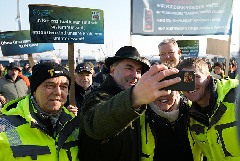 Hubert Aiwanger, Freie-Wähler-Chef  und stellvertretender Ministerpräsident von Bayern, macht mit Demonstranten auf der Theresienwiese Selfies.