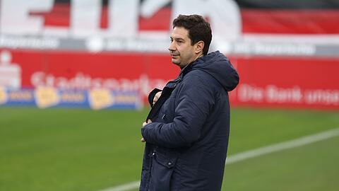 Argirios Giannikis, Trainer des TSV 1860 München, steht am Spielfeldrand.