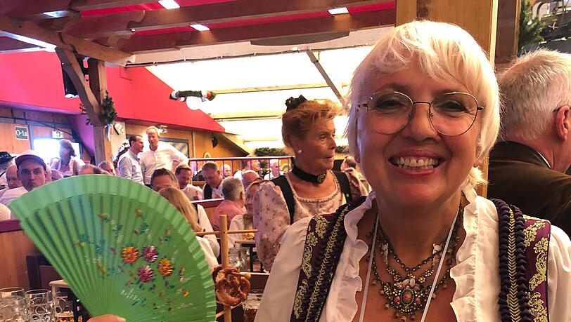 Die Grüne Bundestagsabgeordnete Claudia Roth ist immer wieder gerne am Oktoberfest. Die Grüne Bundestagsabgeordnete Claudia Roth ist immer wieder gerne am Oktoberfest.