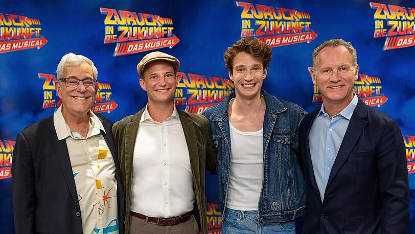 Bob Gale mit den beiden Hauptdarstellern Jan Kersjes und Raphael Groß sowie Produzent Colin Ingram (v.l.n.r.) Bob Gale mit den beiden Hauptdarstellern Jan Kersjes und Raphael Groß sowie Produzent Colin Ingram (v.l.n.r.)