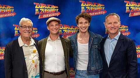 Bob Gale mit den beiden Hauptdarstellern Jan Kersjes und Raphael Groß sowie Produzent Colin Ingram (v.l.n.r.)