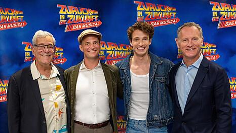 Bob Gale mit den beiden Hauptdarstellern Jan Kersjes und Raphael Groß sowie Produzent Colin Ingram (v.l.n.r.)