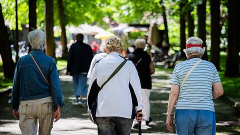 Seniorinnen und Senioren erhalten h&ouml;here Bez&uuml;ge. (Symbolbild)