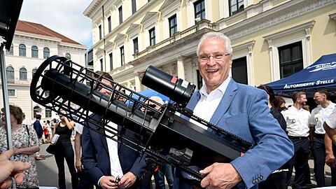 Minister Herrmann zeigt ein Ger&auml;t zur Drohnenabwehr.