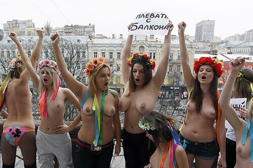 Die entblößten Damen, Mitglieder der Frauen-Gruppe Femen, wehren sich gegen Überlegungen ukrainischer Behörden, für den Zeitraum der EM (8. Juni bis 1. Juli 2012) Balkone von Häusern zu sperren, die weniger als 500 Meter von den Stadien entfernt liegen.