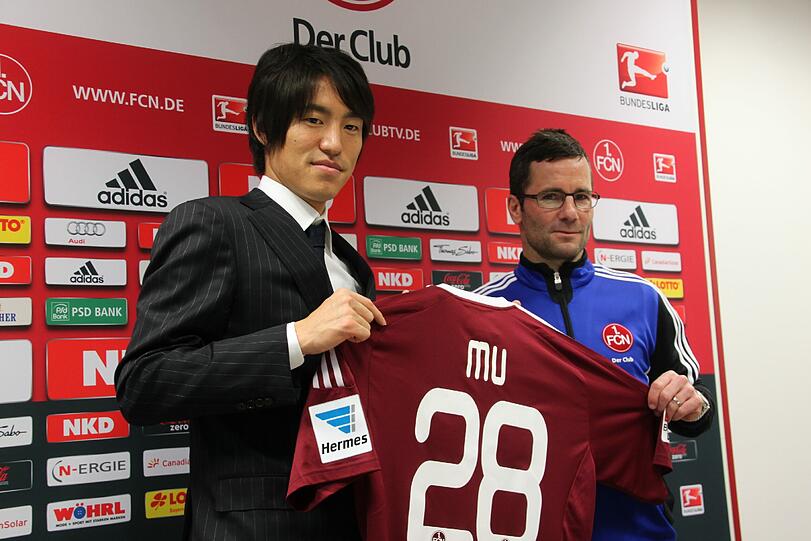 Neuzugang Mu Kanazaki und Club-Coach Michael Wiesinger bei der offiziellen Präsentation des Japaners am Mittwoch.