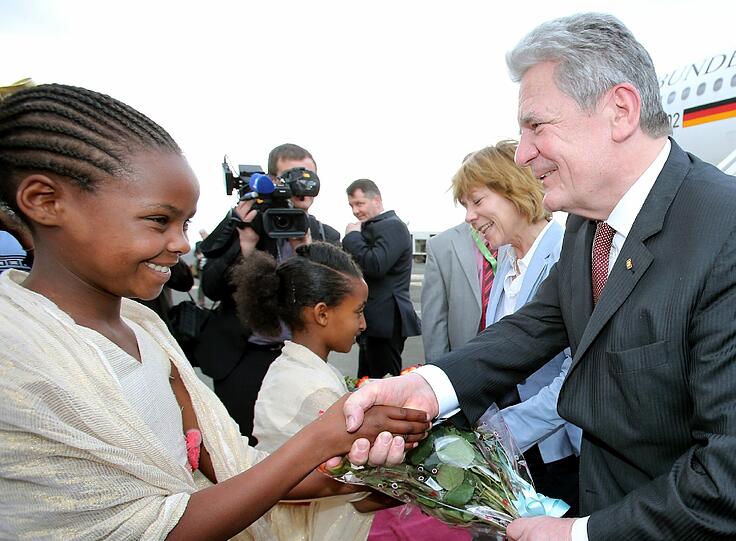 Bundespräsident Joachim Gauck wird auf dem Flughafen von Adis Abeba in Äthiopien von Mädchen mit Blumensträußen empfangen. Das deutsche Staatsoberhaupt hält sich zu einem viertägigen Besuch in Afrika auf.