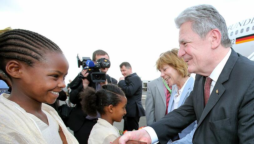 Bundespräsident Joachim Gauck wird auf dem Flughafen von Adis Abeba in Äthiopien von Mädchen mit Blumensträußen empfangen. Das deutsche Staatsoberhaupt hält sich zu einem viertägigen Besuch in Afrika auf. Bundespräsident Joachim Gauck wird auf dem Flughafen von Adis Abeba in Äthiopien von Mädchen mit Blumensträußen empfangen. Das deutsche Staatsoberhaupt hält sich zu einem viertägigen Besuch in Afrika auf.