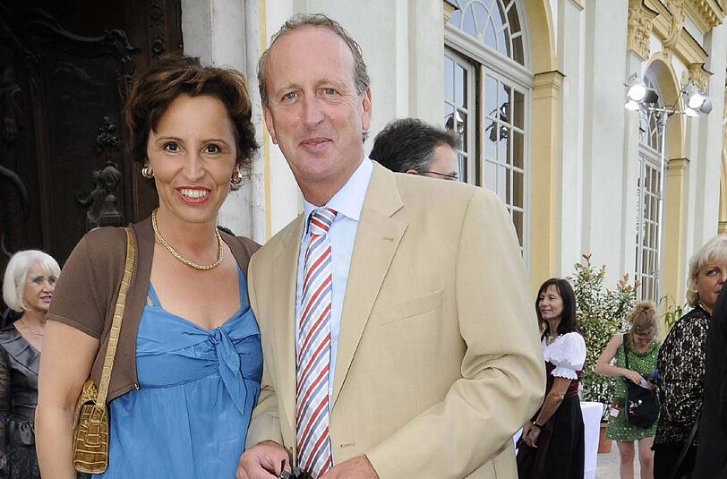 Ein repräsentatives Ehepaar: Christine und Dr. Hubert Haderthauer bei einem gemeinsamen Auftritt bei einem Sommerempfang der Staatsregierung. Bis 2003 war die Ministerin an der Modellauto-Firma beteiligt.