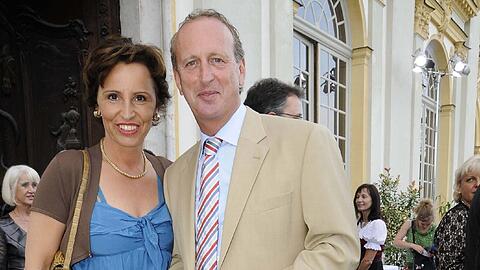 Ein repräsentatives Ehepaar: Christine und Dr. Hubert Haderthauer bei einem gemeinsamen Auftritt bei einem Sommerempfang der Staatsregierung. Bis 2003 war die Ministerin an der Modellauto-Firma beteiligt.