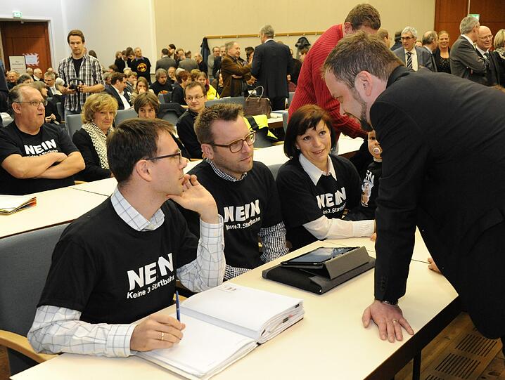 Die Startbahn-Gegner sitzen mit schwarzen "Nein"-T-Shirts im Gericht und warten auf die Urteilsverkündung zur dritten Piste am Flughafen München.