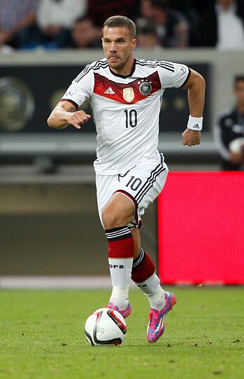 LUKAS PODOLSKI - NOTE 4 - Der Herzenskölner ist nur noch zweite Wahl, ob bei Arsenal oder unter Jogi Löw. Kam für Draxler und wurde in Düsseldorf(!) - gefeiert. Sein 117. Länderspiel, nun ist Poldi der erfahrenste DFB-Kicker. Fiel allerdings kaum auf. Schwach.