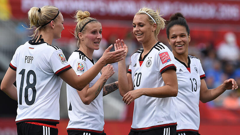 Anja Mittag (2.v.l.) und Celia Sasic (r.) trafen jeweils dreimal für die DFB-Damen zum WM-Auftakt.
