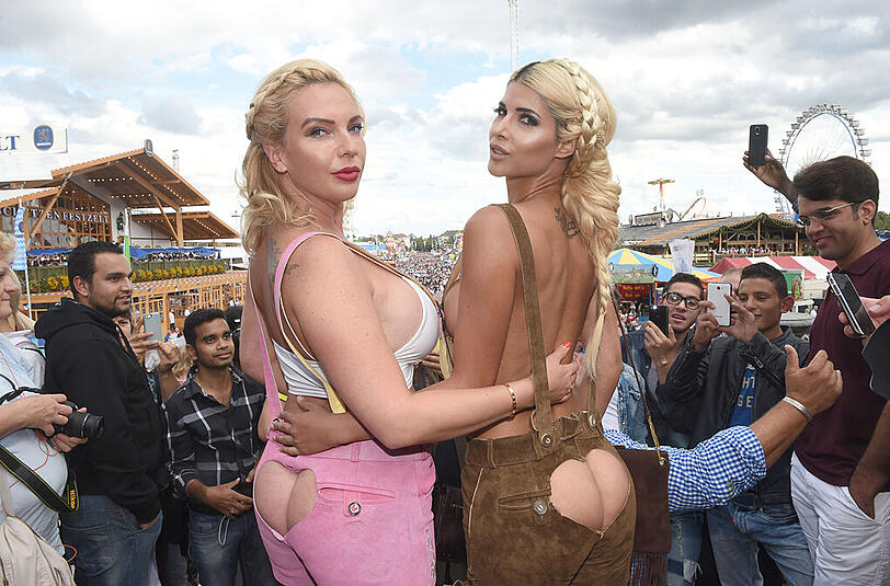 Nacktmodel Micaela Schäfer und Model Nicole Neukirch (l) posieren am Samstag zum Beginn des Oktoberfestes am Fuße der Bavaria.