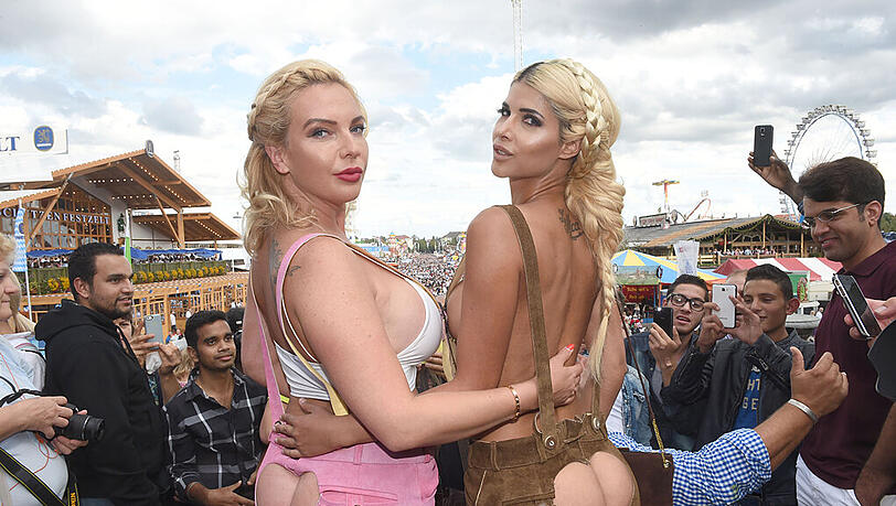 Nacktmodel Micaela Schäfer und Model Nicole Neukirch (l) posieren am Samstag zum Beginn des Oktoberfestes am Fuße der Bavaria. Nacktmodel Micaela Schäfer und Model Nicole Neukirch (l) posieren am Samstag zum Beginn des Oktoberfestes am Fuße der Bavaria.