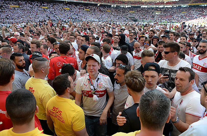 Pures Chaos in Stuttgart: Aufgebrachte VfB-Anhänger stürmen nach dem Schlusspfiff den Platz.