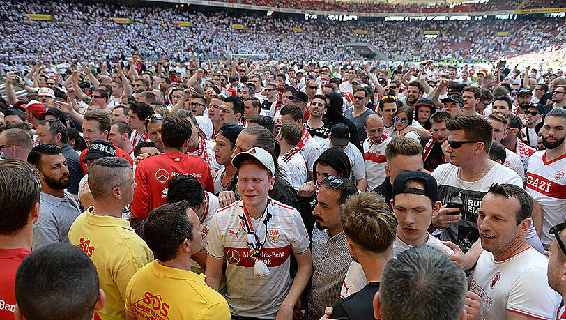 Pures Chaos in Stuttgart: Aufgebrachte VfB-Anhänger stürmen nach dem Schlusspfiff den Platz. Pures Chaos in Stuttgart: Aufgebrachte VfB-Anhänger stürmen nach dem Schlusspfiff den Platz.