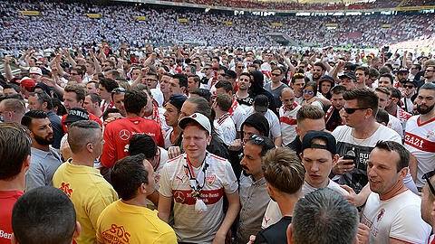 Pures Chaos in Stuttgart: Aufgebrachte VfB-Anhänger stürmen nach dem Schlusspfiff den Platz.