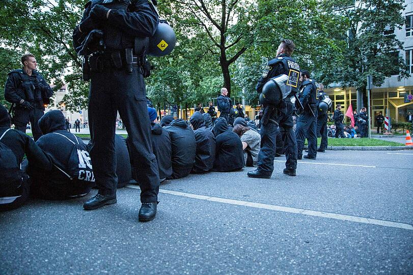 Beim sogenannten "Montagsspaziergang" von Pegida kam es zu mehreren Zwischenfällen - die Bilder von der Demo.
