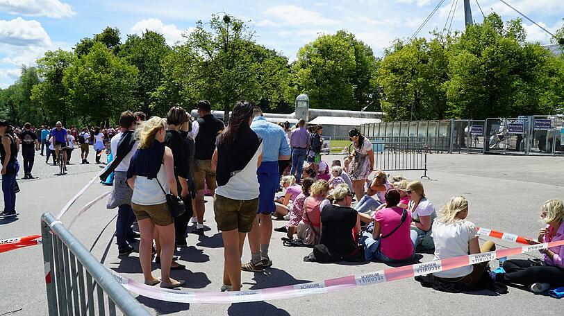 Die Gabalier-Fans sind schon Stunden vor dem Einlaß im Olympiapark - und unschwer zu erkennen.