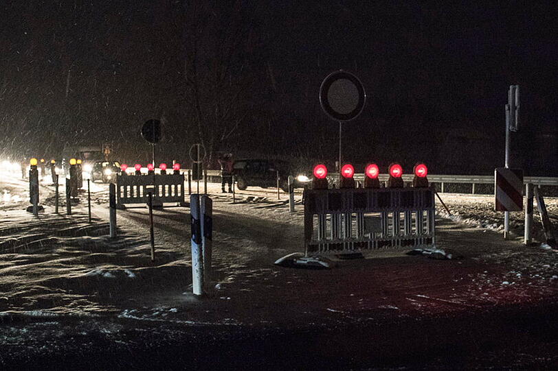 Bilder vom Donnerstagabend: Der Verkehr staut sich auf der A8.