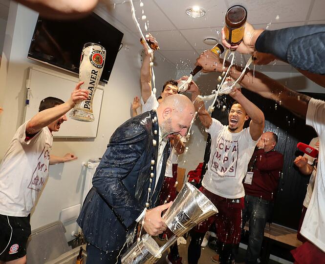 Die Basketballer des FC Bayern feiern ihren ersten Pokalsieg seit einem halben Jahrhundert! Die besten Bilder der feucht-fröhlichen Party...