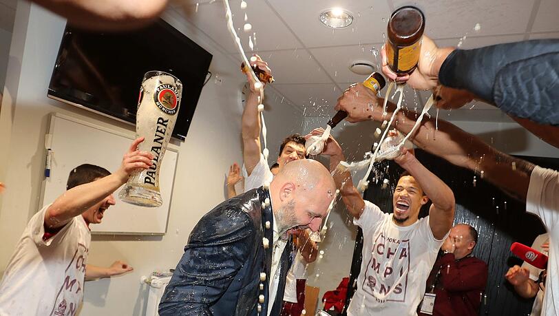 Die Basketballer des FC Bayern feiern ihren ersten Pokalsieg seit einem halben Jahrhundert! Die besten Bilder der feucht-fröhlichen Party... Die Basketballer des FC Bayern feiern ihren ersten Pokalsieg seit einem halben Jahrhundert! Die besten Bilder der feucht-fröhlichen Party...